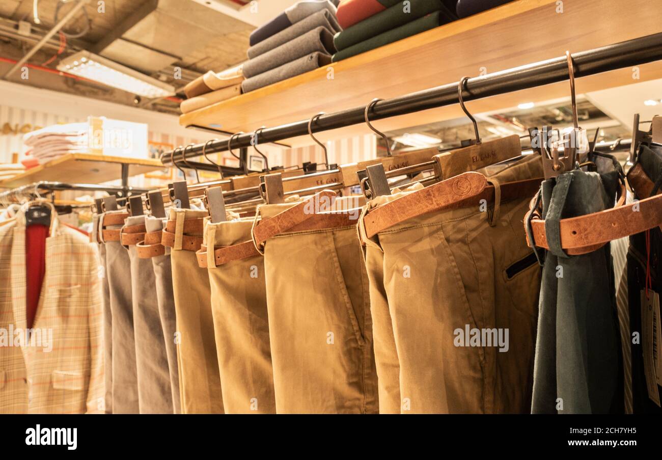 Pantalones en perchas en tienda de para hombre Fotografía de stock - Alamy