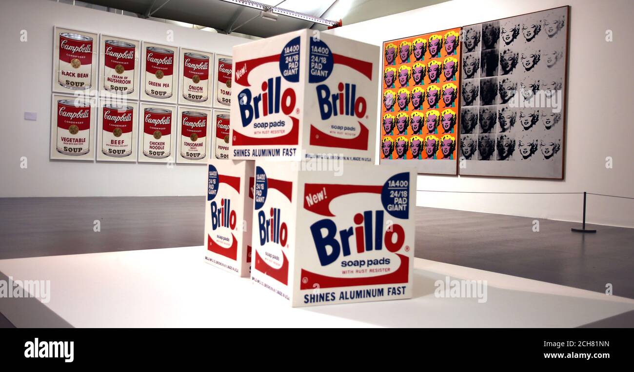 Tres cajas de jabón Brillo rodeadas de imágenes serigrafiadas, parte de la exposición de Andy Warhol en la Tate Gallery, Liverpool. Foto de stock