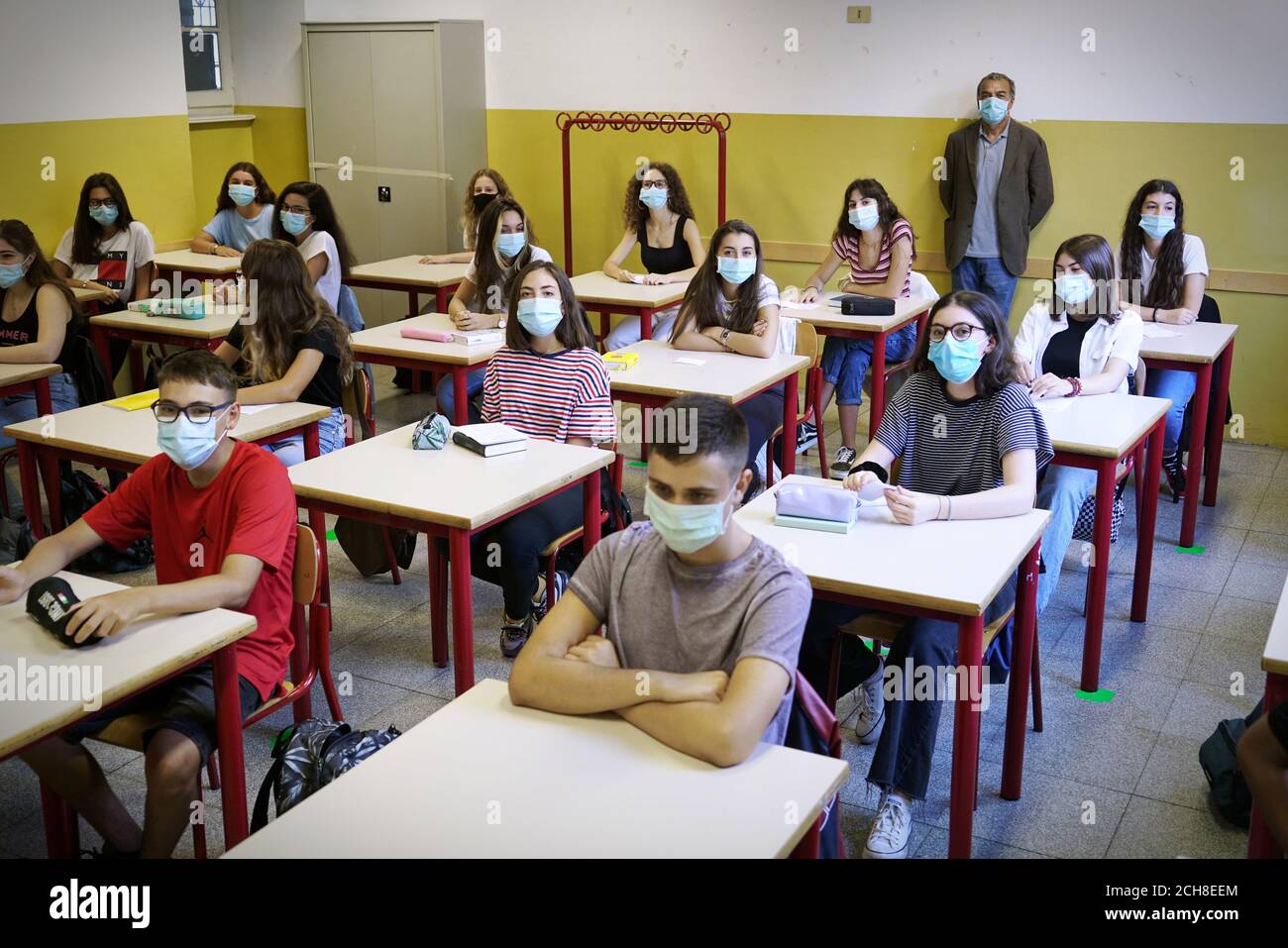 Estudiantes con máscara en la escuela después de la cuarentena y cierre de covid-19. Turín, Italia - Septiembre 2020 Foto de stock