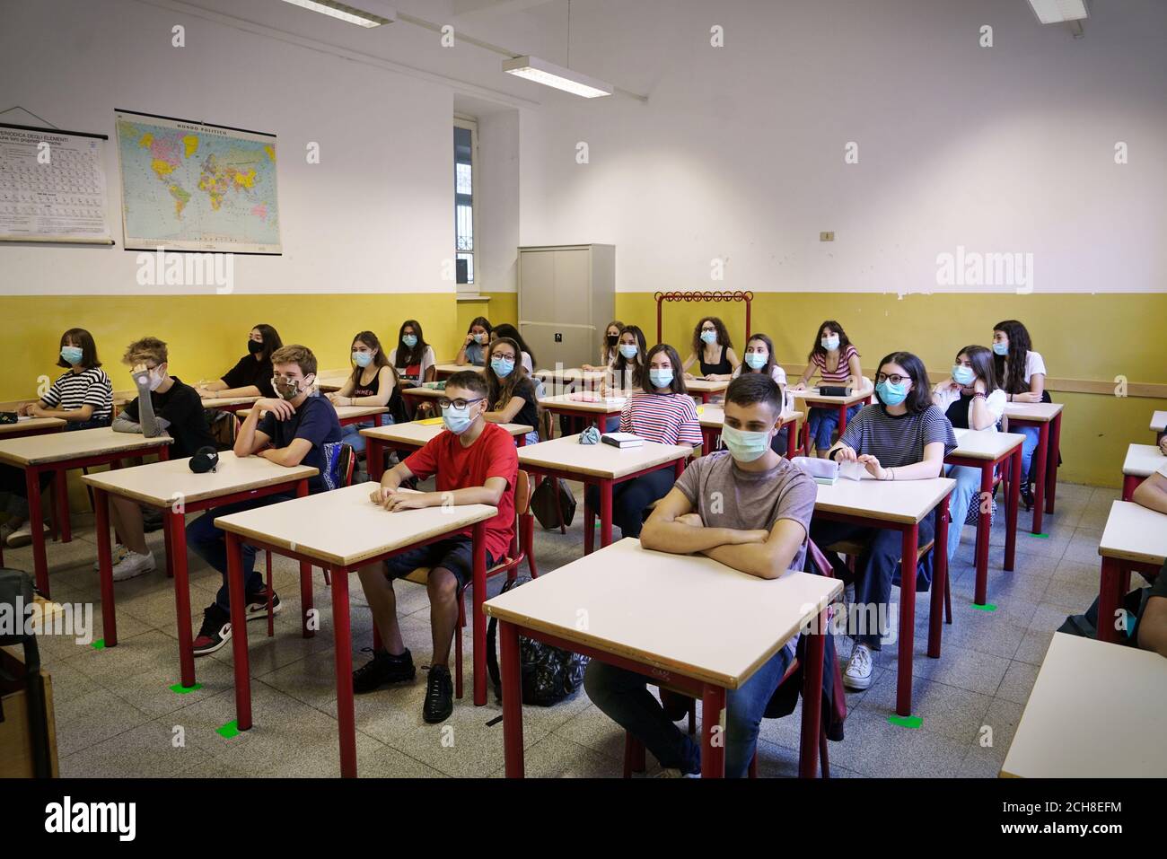 Estudiantes con máscara en la escuela después de la cuarentena y cierre de covid-19. Turín, Italia - Septiembre 2020 Foto de stock