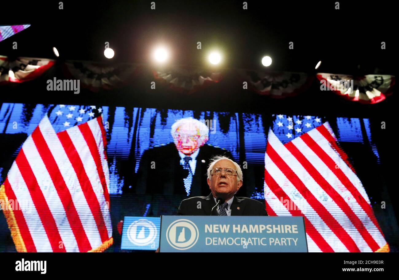 El candidato presidencial demócrata estadounidense Bernie Sanders habla en 2016 la celebración del Club McIntyre Shaheen 100 en el Verizon Wireless Arena de Manchester, New Hampshire, el 5 de febrero de 2016. REUTERS/Shannon Stapleton Foto de stock