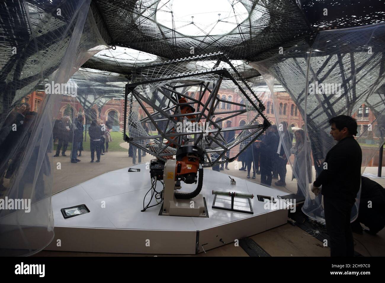 El Pabellón de filamento de elytra, una nueva instalación de jardín creada por un robot, en el Jardín John Madejski en el Museo Victoria and Albert, Londres. Foto de stock