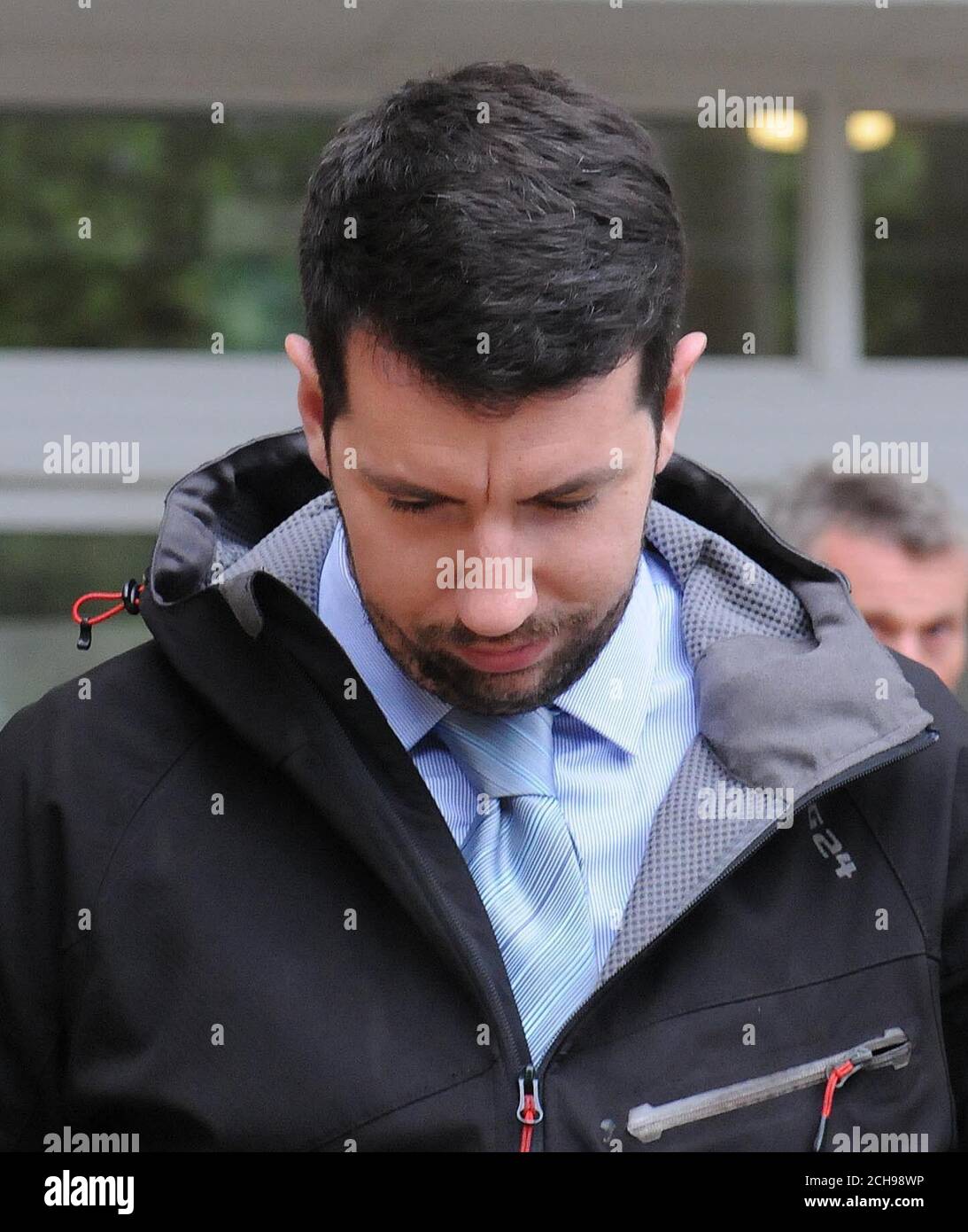 PC Declan Gabriel saliendo de Northampton Crown Court donde niega violar a una niña de 17 años y cometer mala conducta mientras estaba en servicio. Foto de stock