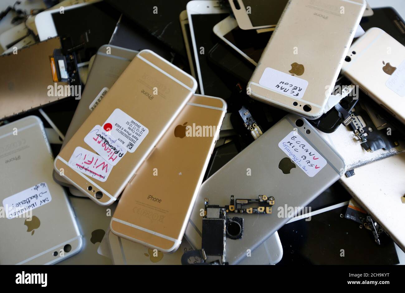 El trabajador comprueba el iPhone de Apple mientras renueva los teléfonos  celulares en un taller de la empresa Oxflo, especializado en la renovación  de los smartphones europeos rotos que se revenderán y