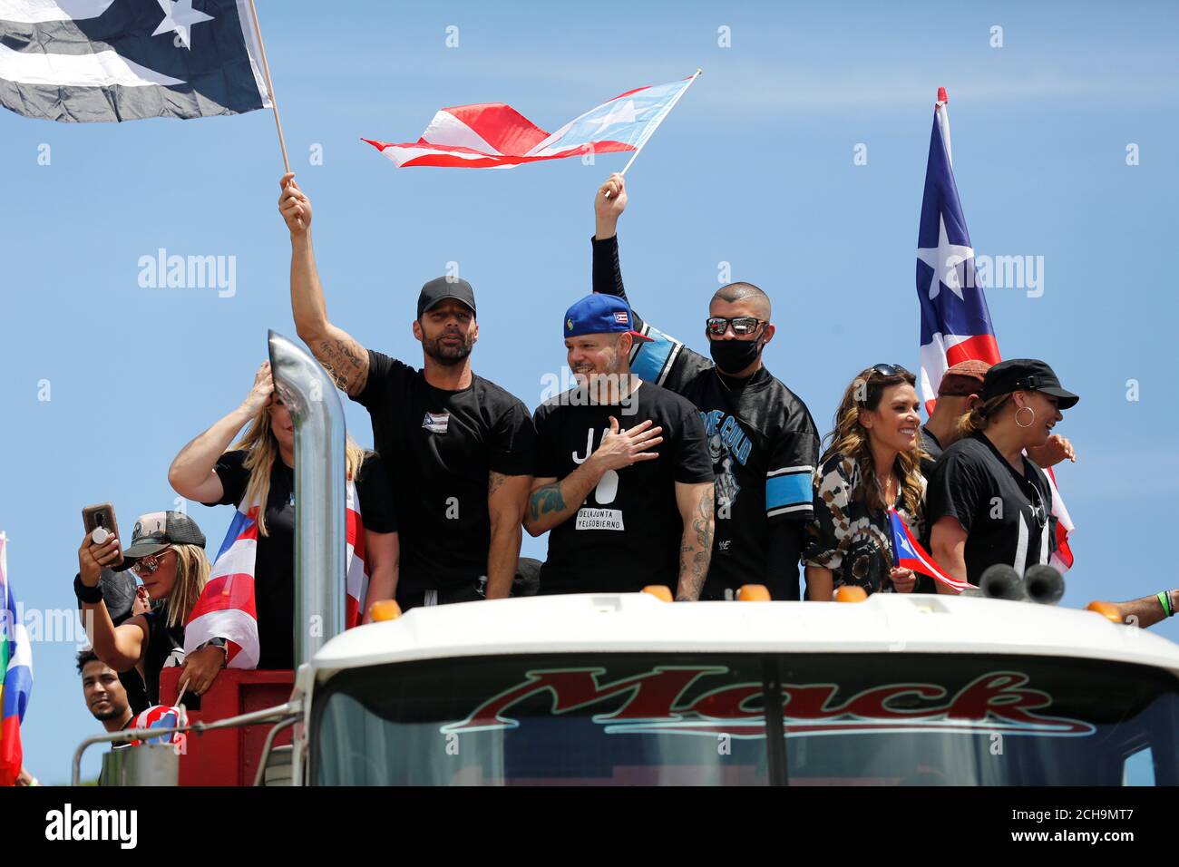 Celebridades puertorriqueñas incluyendo Residente, Bad Bunny y Ricky Martin  se unen a los manifestantes durante una protesta pidiendo la renuncia del  gobernador Ricardo Rosselló en San Juan, Puerto Rico 22 de julio