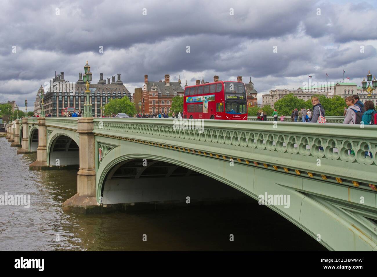 Londres, Inglaterra; 24 de mayo de 2014. Puente de Westminster en un día nublado. Foto de stock