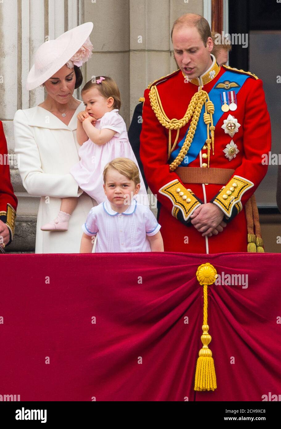 El duque y la duquesa de Cambridge con la princesa Charlotte y el príncipe George en el balcón del Palacio de Buckingham, en el centro de Londres, después de la ceremonia de Trooping the Color en el Horse Guards Parade mientras la reina celebra su cumpleaños oficial hoy. Foto de stock