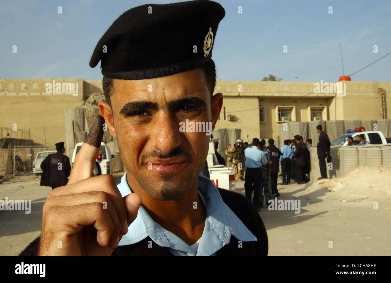 Los oficiales de las Fuerzas de Policía de Iraq votan en as Samawah, en la provincia de al Muthanna de Irak, el jueves 15 de diciembre de 2005. La votación en Irak comenzó hoy sin problemas cuando los iraquíes acudieron a las urnas por primera vez bajo su nueva constitución. En los colegios electorales de la capital provincial Amara, había un flujo constante de personas que llegaban para emitir sus votos. El ejército británico ha suspendido casi totalmente las patrullas durante el día para dejar claro que no están tratando de influir en el resultado de ninguna manera. Pero el comandante en jefe de la provincia, el teniente coronel Ben Edwards del Royal Scots Dragoon Gu Foto de stock