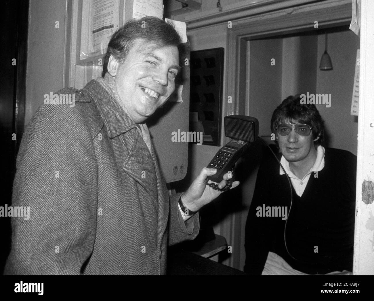 Roger Williams (l), reportero de PA, que lleva a cabo una entrevista a distancia con el nuevo jefe del príncipe Eduardo en la puerta del teatro Palace Theatre de Londres. Foto de stock