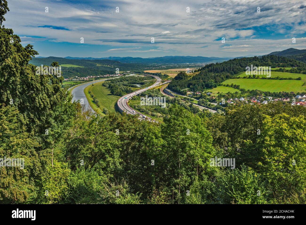 Vista del valle del río Vah desde Považský hrad (Hrad Bystrica), castillo medieval sobre el pueblo de Považská Bystrica, región de Trencin, Eslovaquia Foto de stock