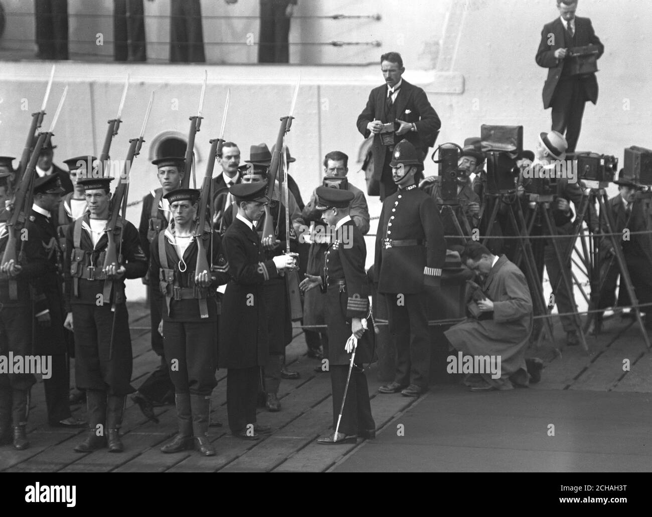 El Príncipe de Gales a punto de estrecharse la mano con el oficial encargado de la Guardia de honor al aterrizar en Portsmouth, en el HMS Renown. Foto de stock