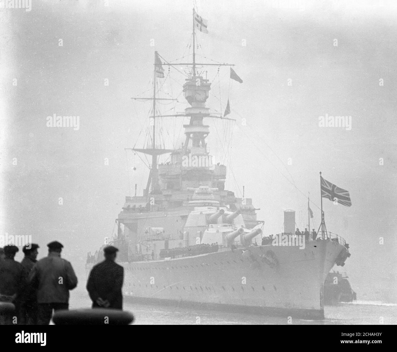 El Príncipe de Gales llega de vuelta a Portsmouth en el HMS Renown. Foto de stock
