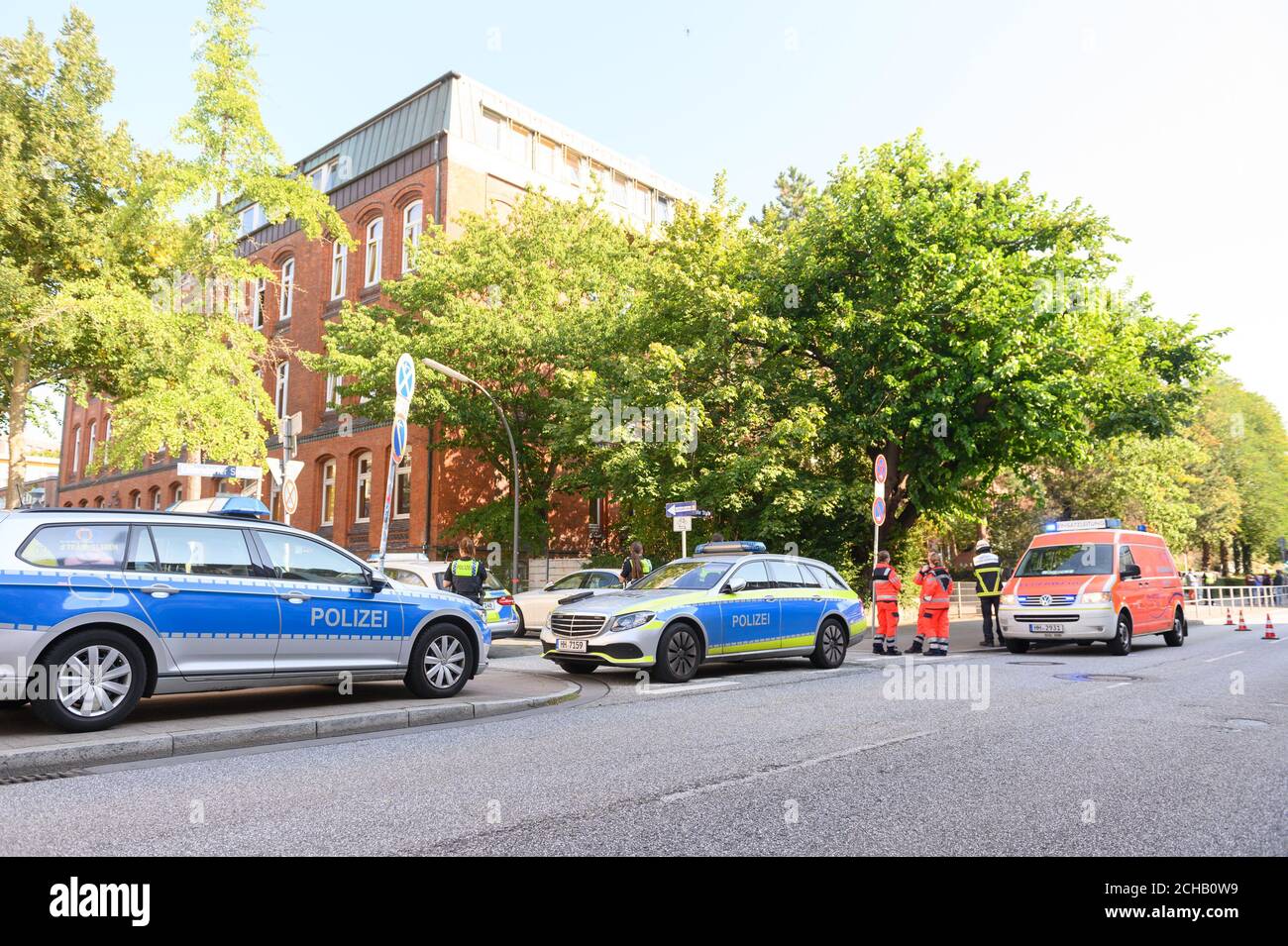 Hamburgo, Alemania. 14 de septiembre de 2020. Coches de patrulla y un motor de bomberos están estacionados frente a una escuela. Debido a un hombre posiblemente armado, la policía de Hamburgo fue llamada a una escuela en el distrito de Harburg el lunes. Poco tiempo después, el sospechoso fue encontrado en casa, informó la policía. Crédito: Jonas Walzberg/dpa/Alamy Live News Foto de stock