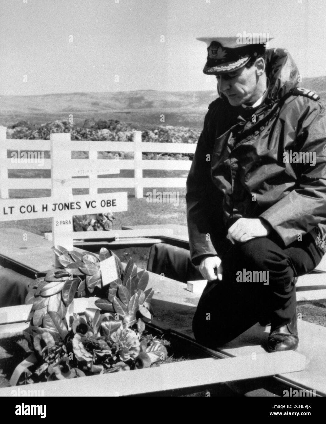 Un cuadro del Ministerio de Defensa publicado en Londres, que muestra el CDR Tim Jones, RN, arrodillándose en la ladera de su hermano Lt Col 'H' Jones VC, que estaba entre los 14 hombres muertos en la lucha de las Malvinas. Será enterrado de nuevo en el Cementerio Militar de Blue Beach en Puerto San Carlos. Foto de stock