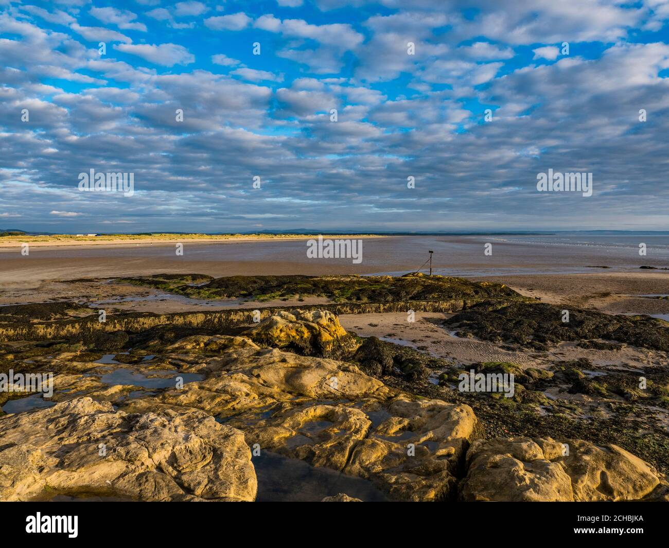 Rocas, Amanecer, West Sands Beach (carros de fuego), St Andrews, Fife, Escocia, Reino Unido, GB. Foto de stock