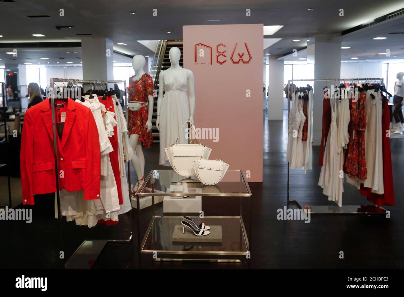 La ropa se ve en exhibición dentro de los Barneys New York, la tienda de  lujo en Nueva York, EE.UU., 31 de julio de 2019. REUTERS/Shannon Stapleton  Fotografía de stock - Alamy