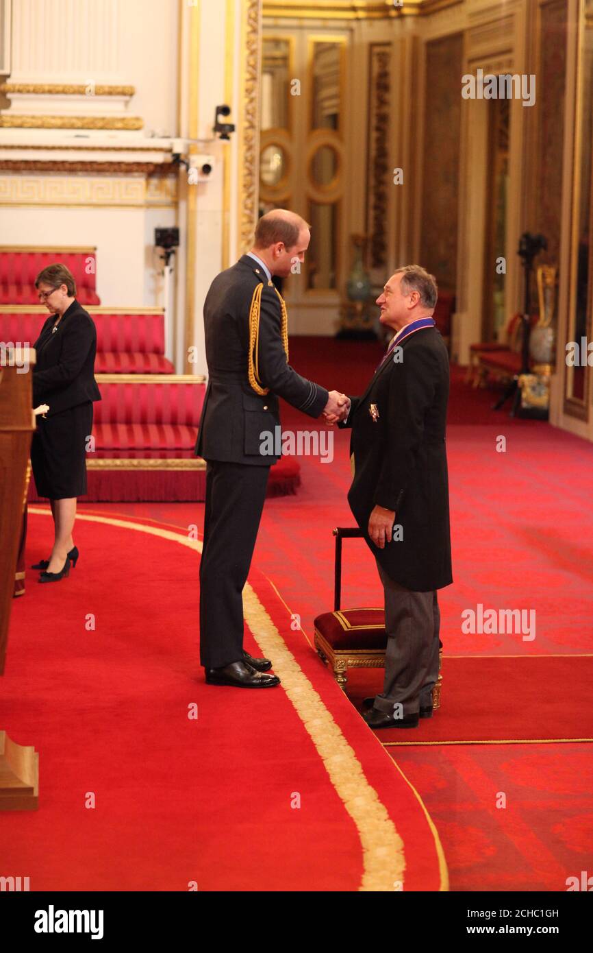 Sir David Hempleman-Adams de Box es hecho Caballero Comandante de la Real  Orden Victoriana por el Duque de Cambridge en el Palacio de Buckingham  Fotografía de stock - Alamy