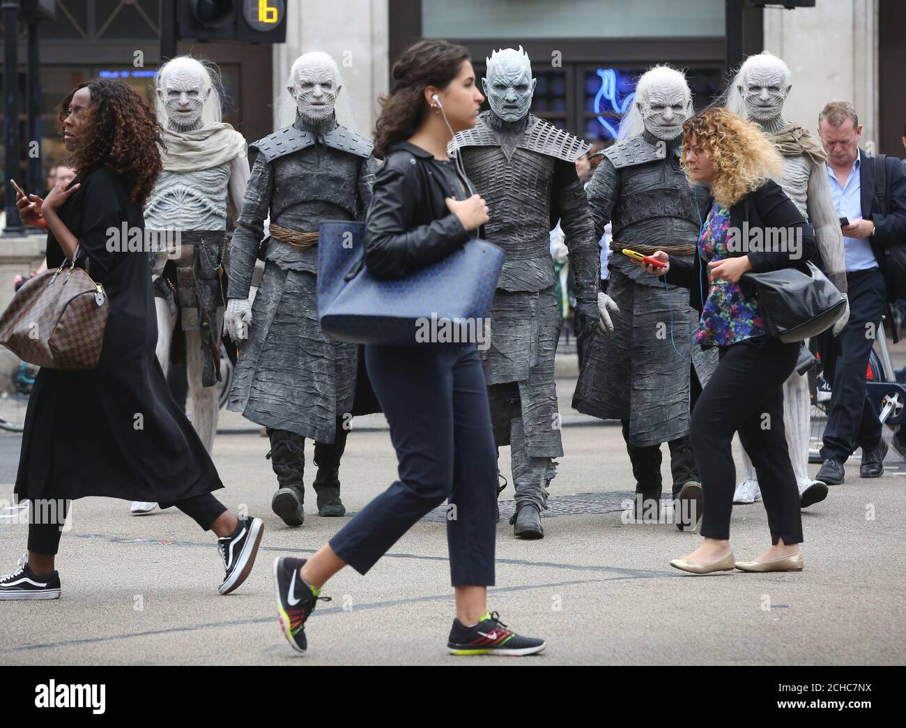 EDITORIAL UTILICE SOLO cinco modelos vestidos como ÔWhite WalkersÕ de Game of Thrones, dirigidos por el ÔNight KingÕ a caballo, pase por Oxford Street en Londres para celebrar el próximo inicio de EDITORIAL UTILICE SOLO cinco modelos vestidos como ÔWhite WalkersÕ de Game of Thrones, dirigidos por el ÔNight KingÕ a caballo, pase por Oxford Street en Londres para celebrar el próximo inicio de