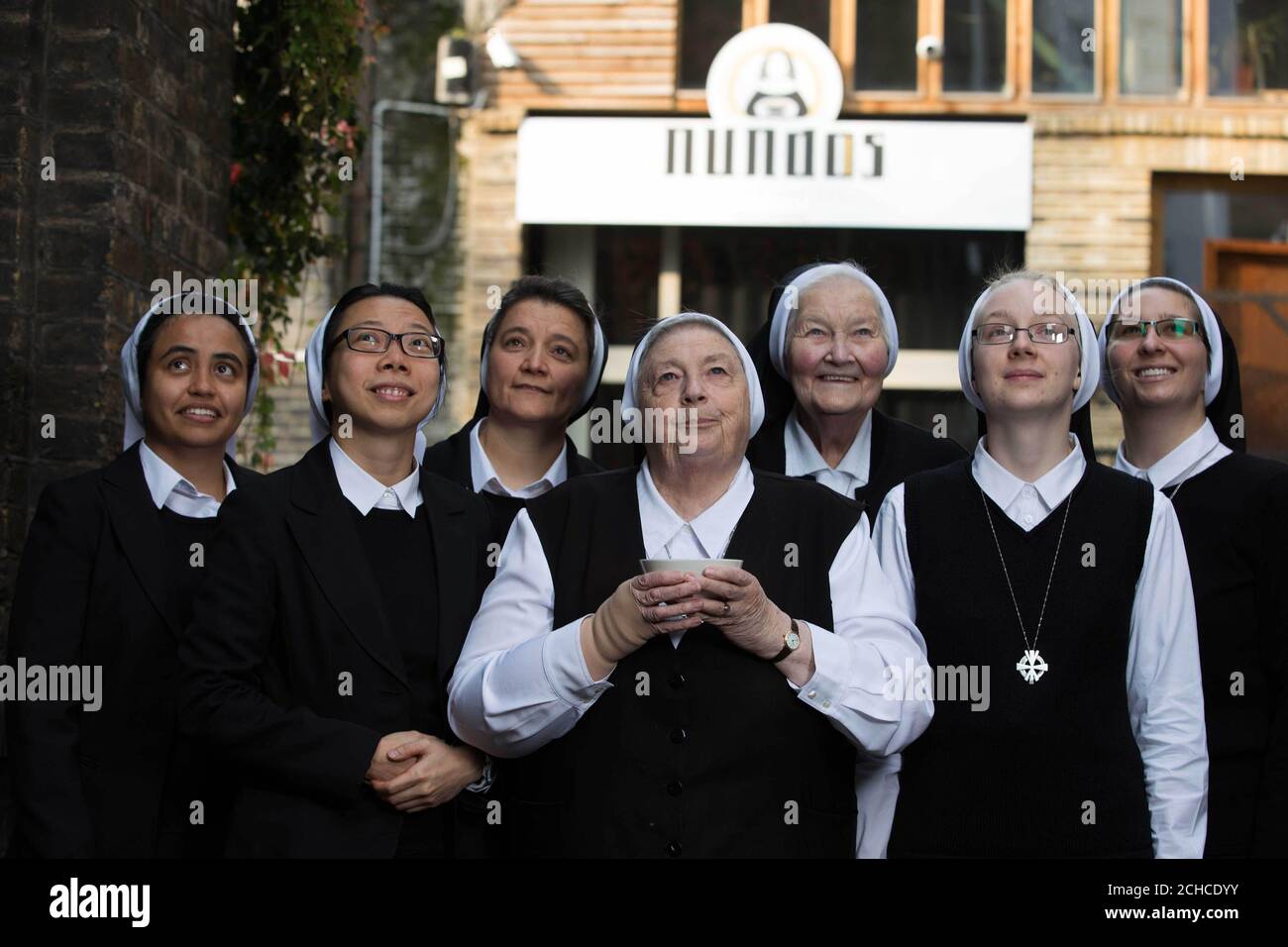 SÓLO USO EDITORIAL (de izquierda a derecha) las monjas católicas Hermanas María, Anna, Linda, Francis, Thomas More, Michaela y Renata de las Hijas de la Divina Caridad de las Hijas de la Divina Caridad de los conventos de Swaffham y Chesterfield en 'NUNdos', un restaurante pop-up en Shoreditch de Londres, Para lanzar la nueva serie del Canal 5 "malos hábitos, órdenes sagradas". Foto de stock