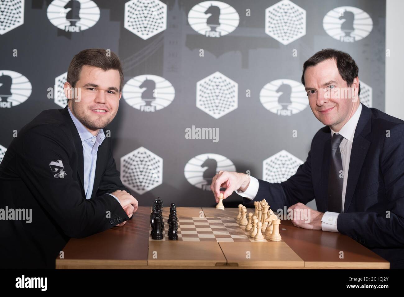 El Campeón Mundial de Ajedrez Magnus Carlsen (izquierda) y el Editor de  London Evening Standard George Osborne asisten a un evento mundial de  Ajedrez de la FIDE en Kensington, Londres, anunciando la