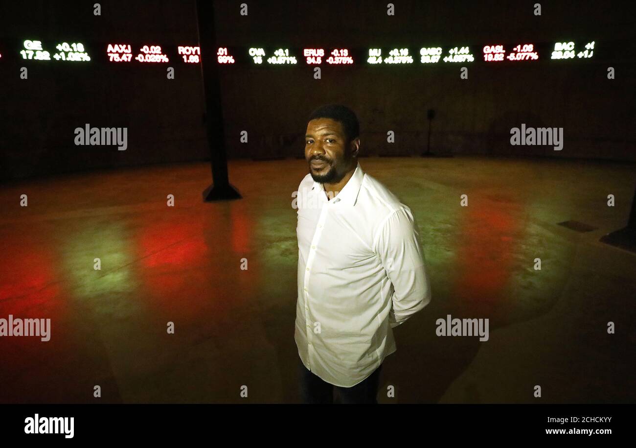 El artista nigeriano Emeka Ogboh en la inauguración de su instalación la manera en que las cosas terrenales están pasando 2017, en el Tate Modern de Londres. Foto de stock