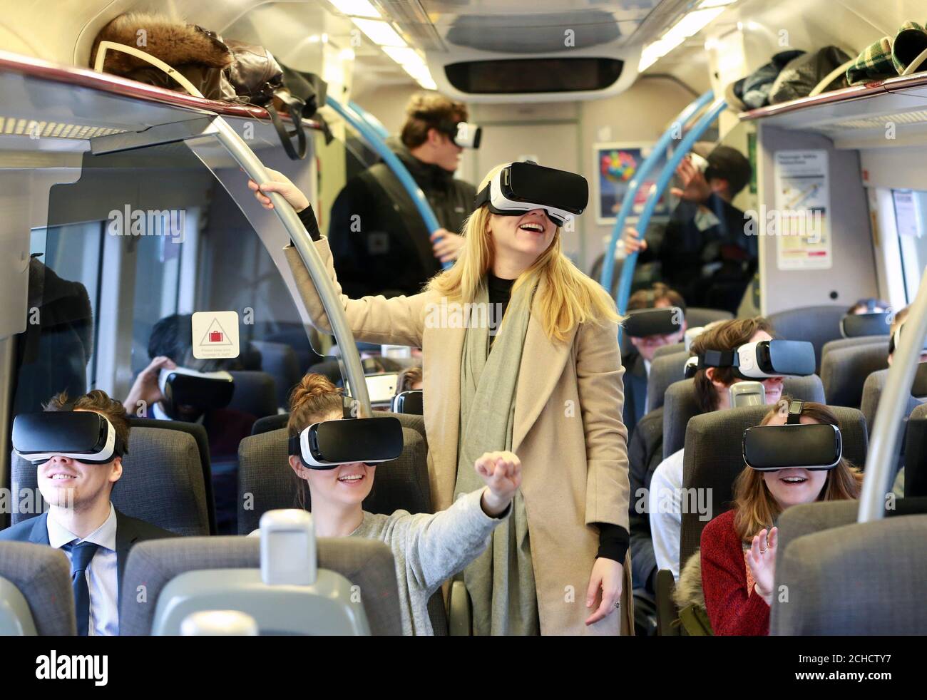 USO EDITORIAL SOLAMENTE Commuter Lauren Gheysens en un tren Chiltern  Railways a Londres experimenta un sabor de Australia Occidental en  auriculares de realidad virtual (VR) completamente inmersivos. PULSE  ASOCIACIÓN. Foto. Fecha del