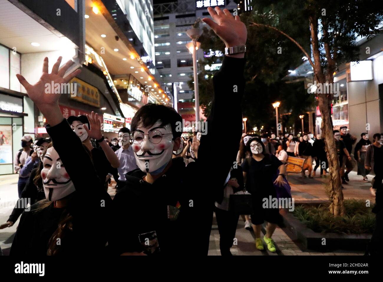 Los manifestantes que llevan máscaras Guy Fawkes asisten a una manifestación contra el gobierno en Hong Kong, China, el 5 de noviembre de 2019. REUTERS/Shannon Stapleton Foto de stock