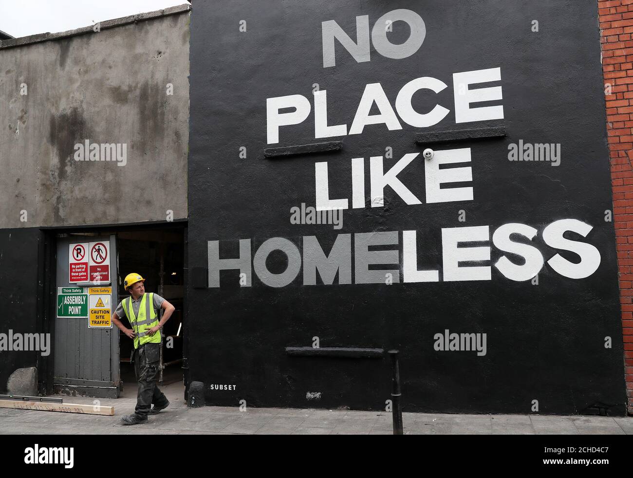 Un hombre mira un nuevo mural en el centro de Dublín por grupo de arte subconjunto. Según las últimas cifras del Departamento de Vivienda, hay casi 10.000 personas sin hogar en Irlanda, incluyendo 3,755 niños. Foto de stock