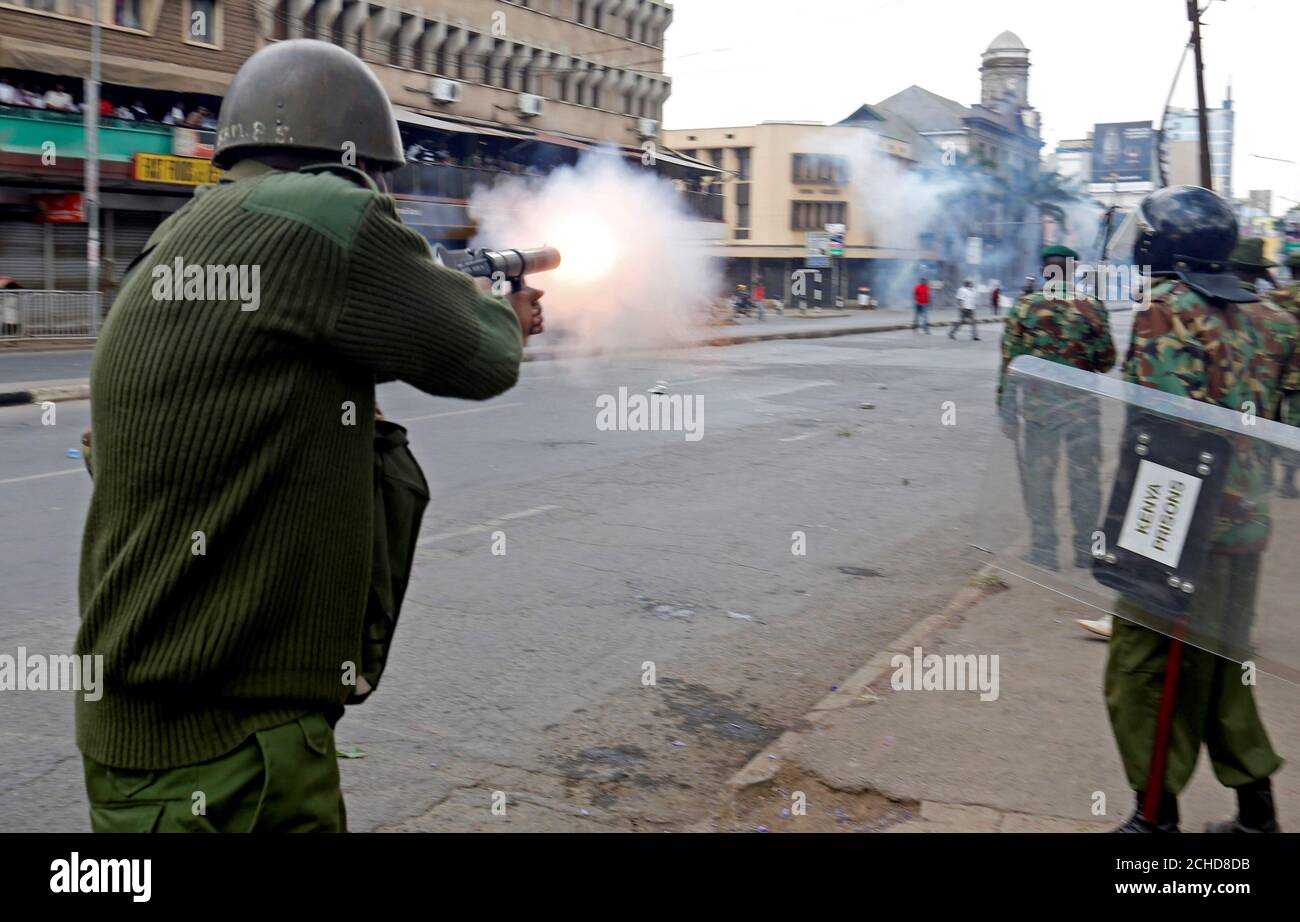 Los policías antidisturbios disparan gases lacrimógenos para dispersar a los partidarios de la coalición de la oposición keniana National Super Alliance (NASA), durante una protesta a lo largo de una calle en Nairobi, Kenia, el 11 de octubre de 2017. REUTERS/Thomas Mukoya Foto de stock