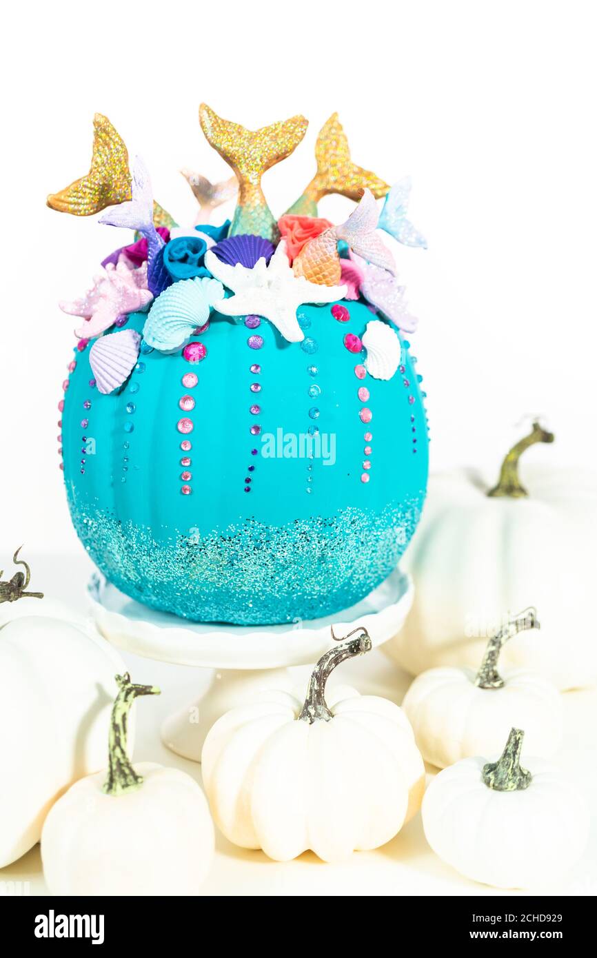 Artesanía de Halloween calabazas decoradas con colas de sirena, purpurina,  rhinestones y brillante sobre un fondo blanco Fotografía de stock - Alamy