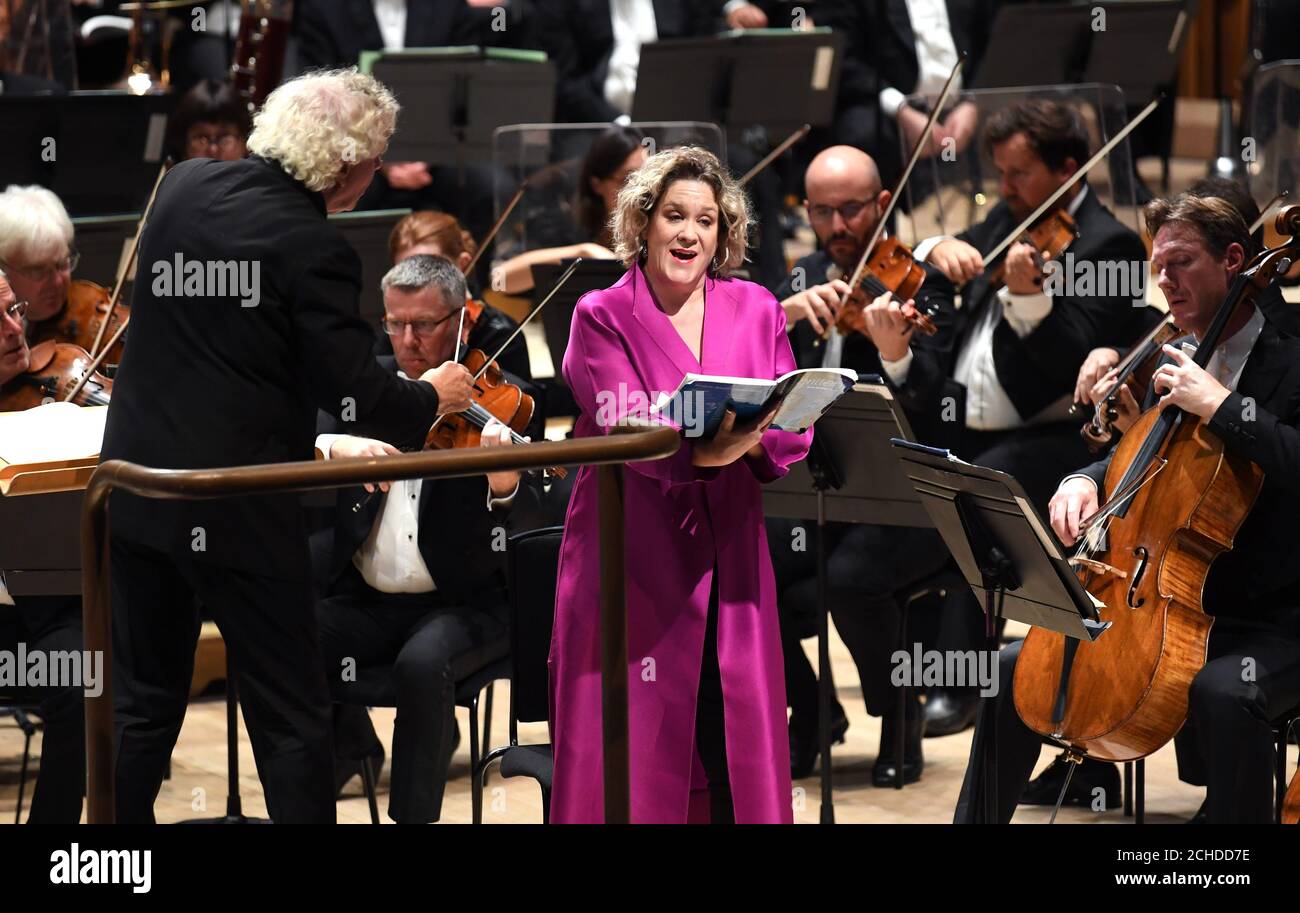 Sir Simon Rattle dirige la Orquesta Sinfónica de Londres en el Barbican Hall de Londres, abriendo la temporada 2018/19 de la orquesta. Foto de stock