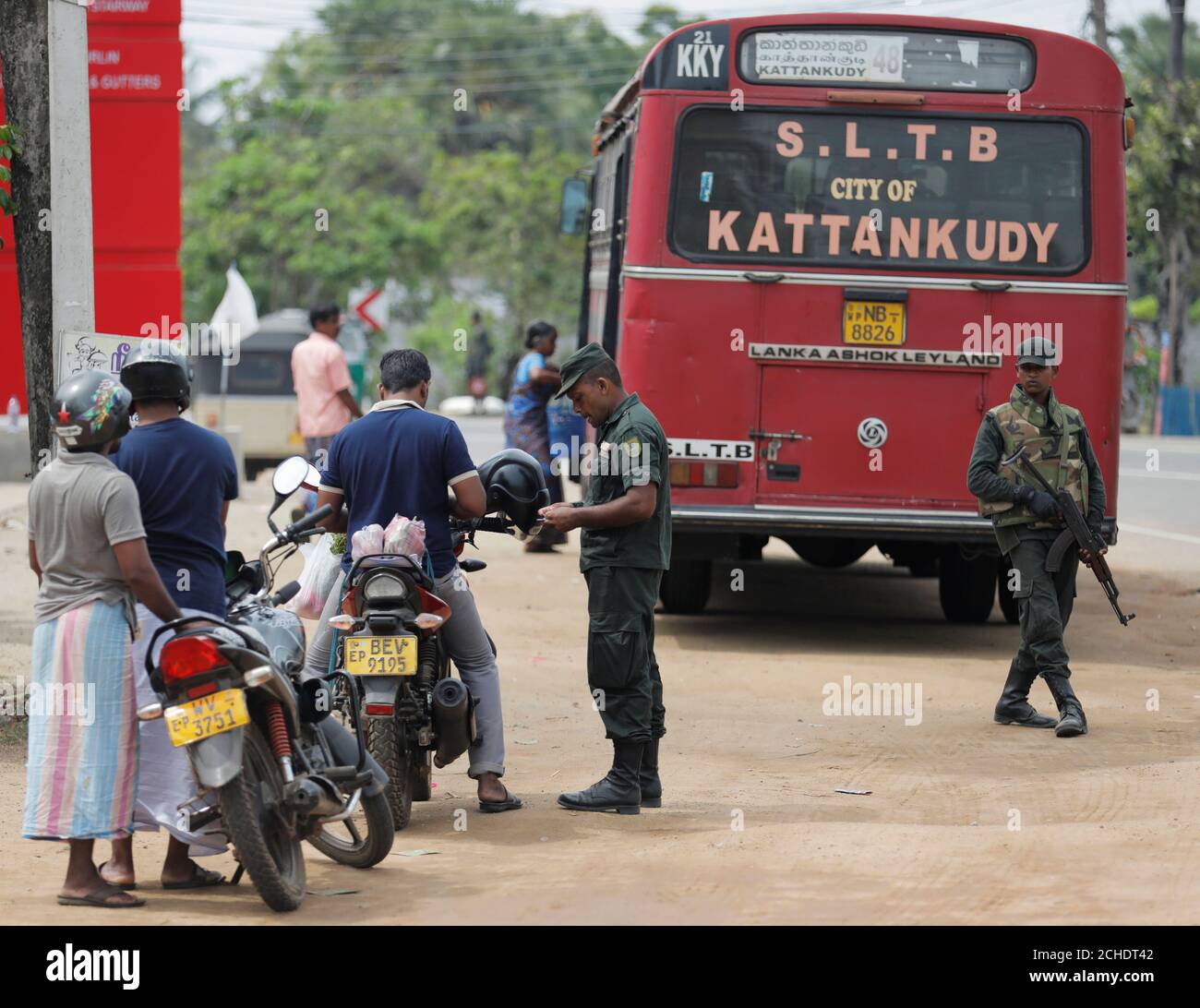 El personal del ejército de Sri Lanka se encuentra en un punto de control mientras busca a personas y sus bolsos en un punto de control en Kattankudy cerca de Batticaloa, Sri Lanka, 28 de abril de 2019. REUTERS/Dinuka Liyanawatte Foto de stock
