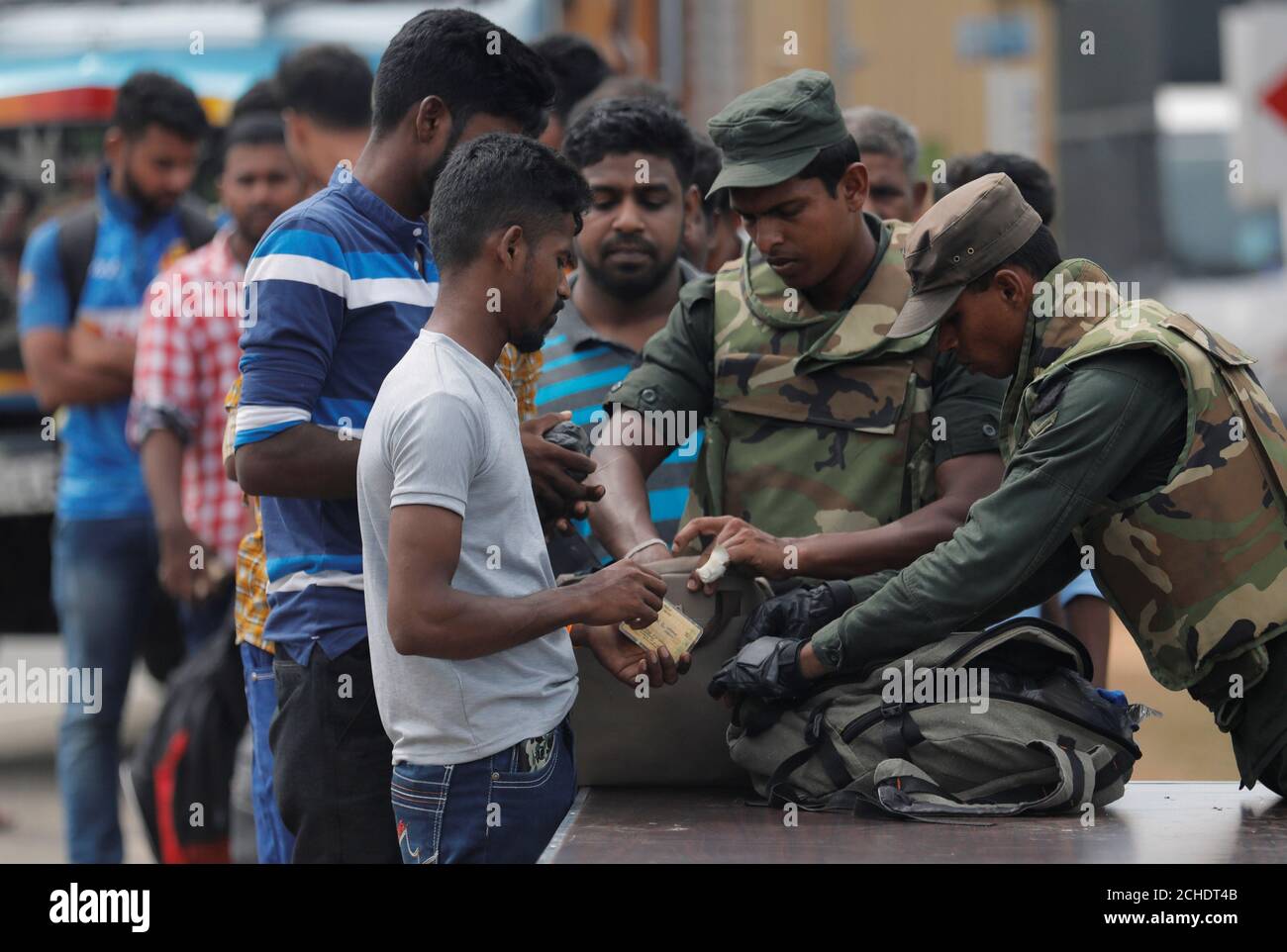 El personal del ejército de Sri Lanka busca a personas y sus bolsos en un punto de control en Kattankudy cerca de Batticaloa, Sri Lanka, 28 de abril de 2019. REUTERS/Dinuka Liyanawatte Foto de stock