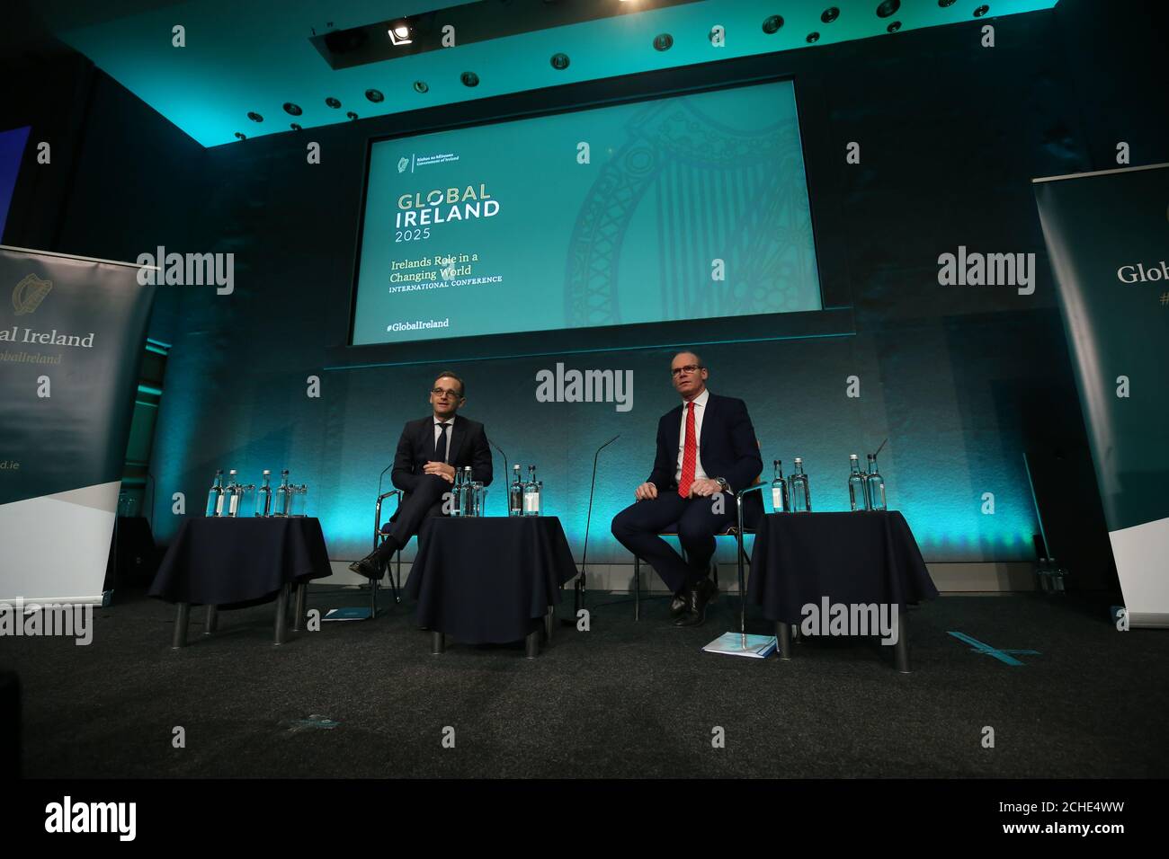 Ministro de Asuntos Exteriores alemán Heiko Maas (izquierda) y Tanaiste Simon Coveney, en el escenario global de Irlanda 2025: Haciendo que suceda conferencia, en el Castillo de Dublín, el Centro de Conferencias. Foto de stock