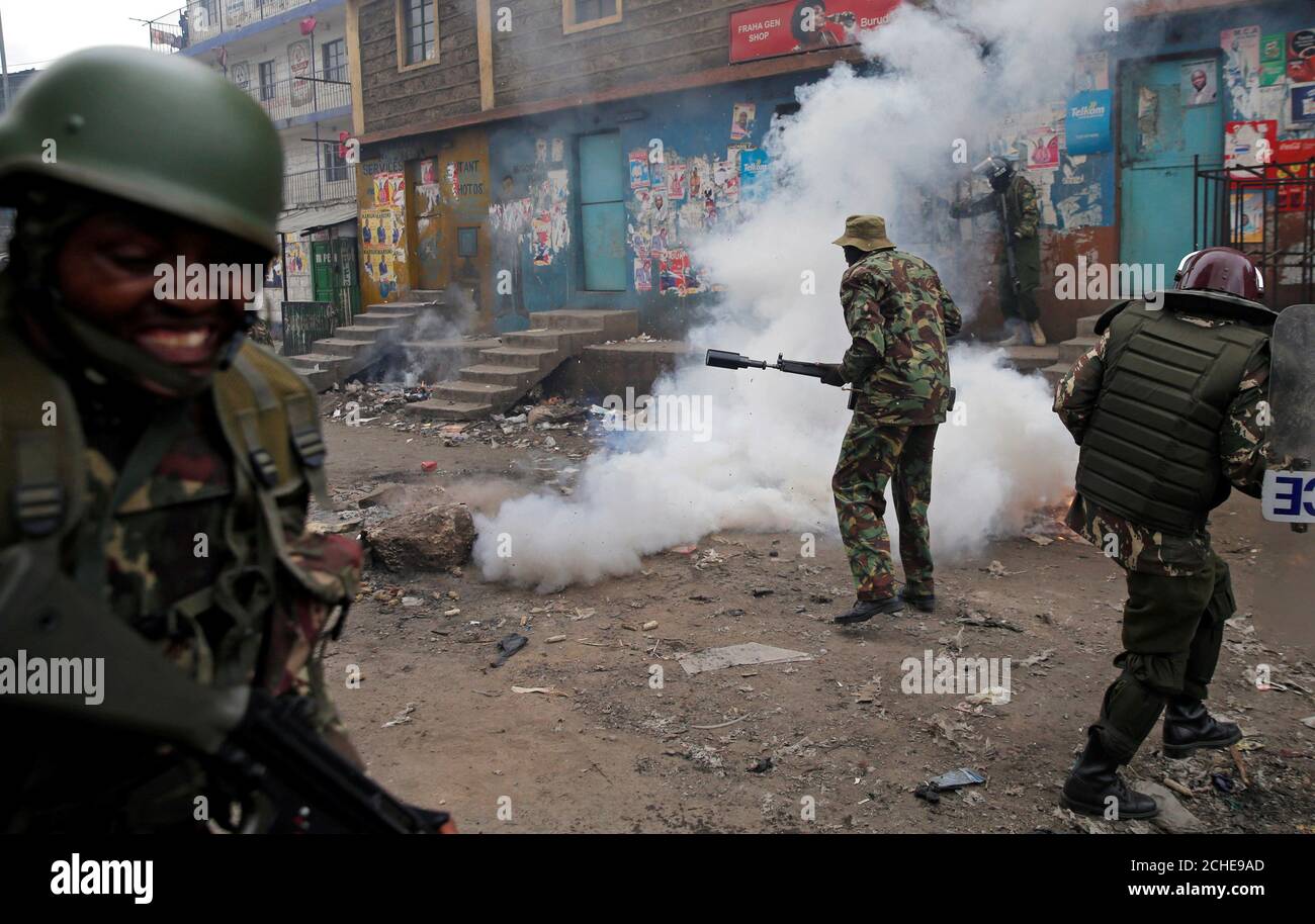 Los policías antidisturbios se enfrentaron con manifestantes que apoyaban al líder de la oposición Raila Odinga en Mathare, Nairobi, Kenia, 12 de agosto de 2017. REUTERS/Thomas Mukoya Foto de stock