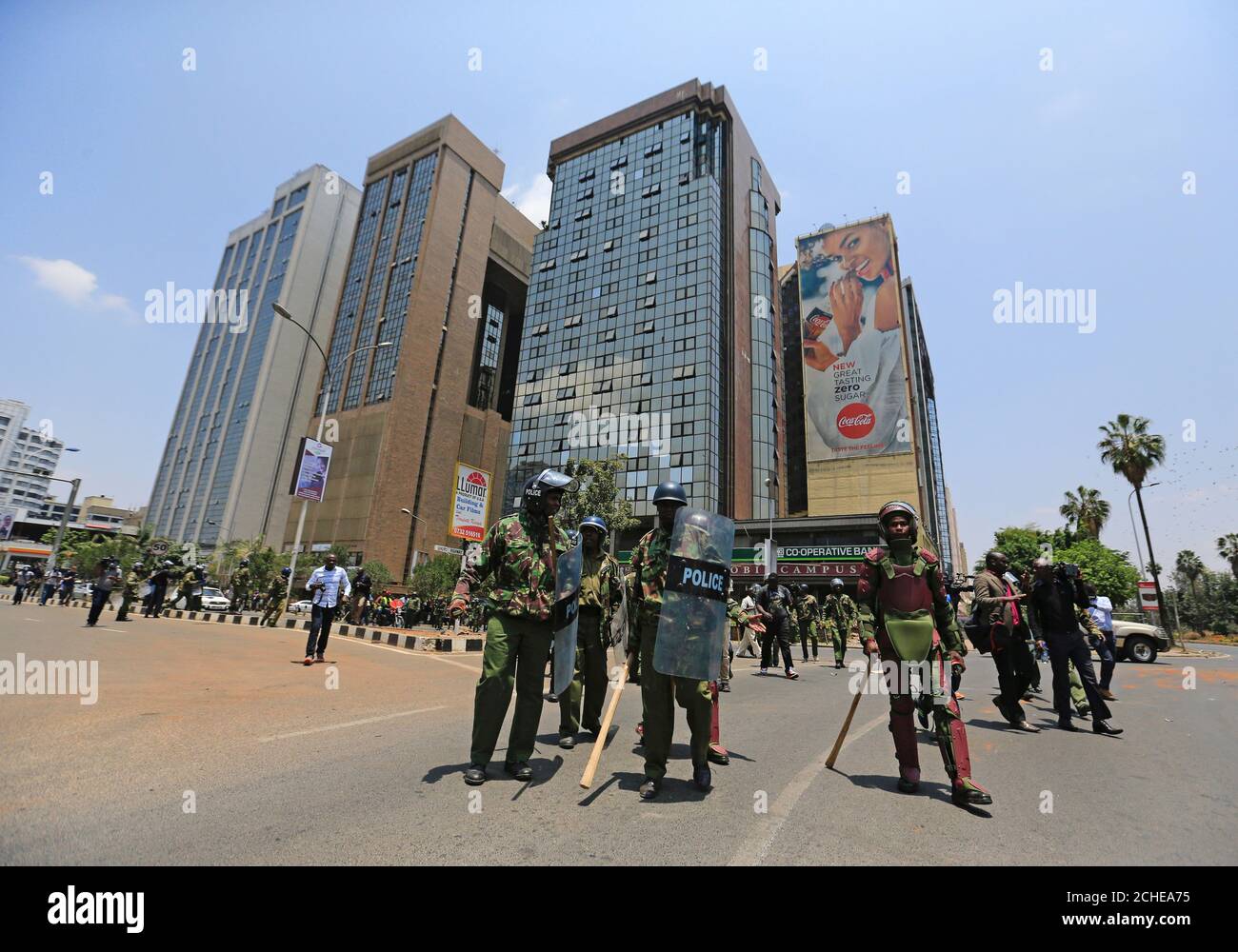 Los policías antidisturbios dispersan a los partidarios de la coalición opositora de la Super Alianza Nacional (NASA) participando en una manifestación en la que se pide la destitución de funcionarios de la Comisión independiente Electoral y de Fronteras (IEBC) en Nairobi, Kenia, 26 de septiembre de 2017. REUTERS/Thomas Mukoya Foto de stock