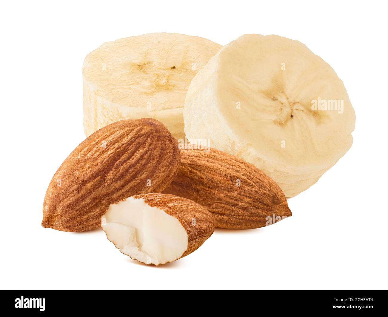 Rodajas de plátano y nueces de almendra aisladas sobre fondo blanco. Elemento de diseño de paquete con trazado de recorte Foto de stock