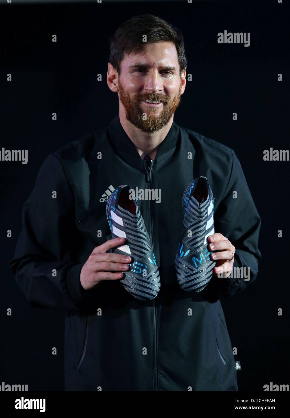 El futbolista del FC Barcelona Lionel Messi posa con nuevas botas durante  un evento de Adidas en Barcelona, España, el 26 de enero de 2018.  REUTERS/Albert Gea Fotografía de stock - Alamy