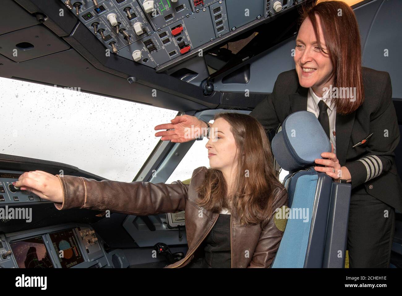 Ellie Carter, el piloto con licencia más joven de Gran Bretaña, de 16 años, se reúne con el capitán de entrenamiento de línea Zoe Ebrey, mientras comienza su tutoría de aviación con easyJet, para ayudar a cumplir sus aspiraciones profesionales, en el aeropuerto de Bristol. Foto de stock