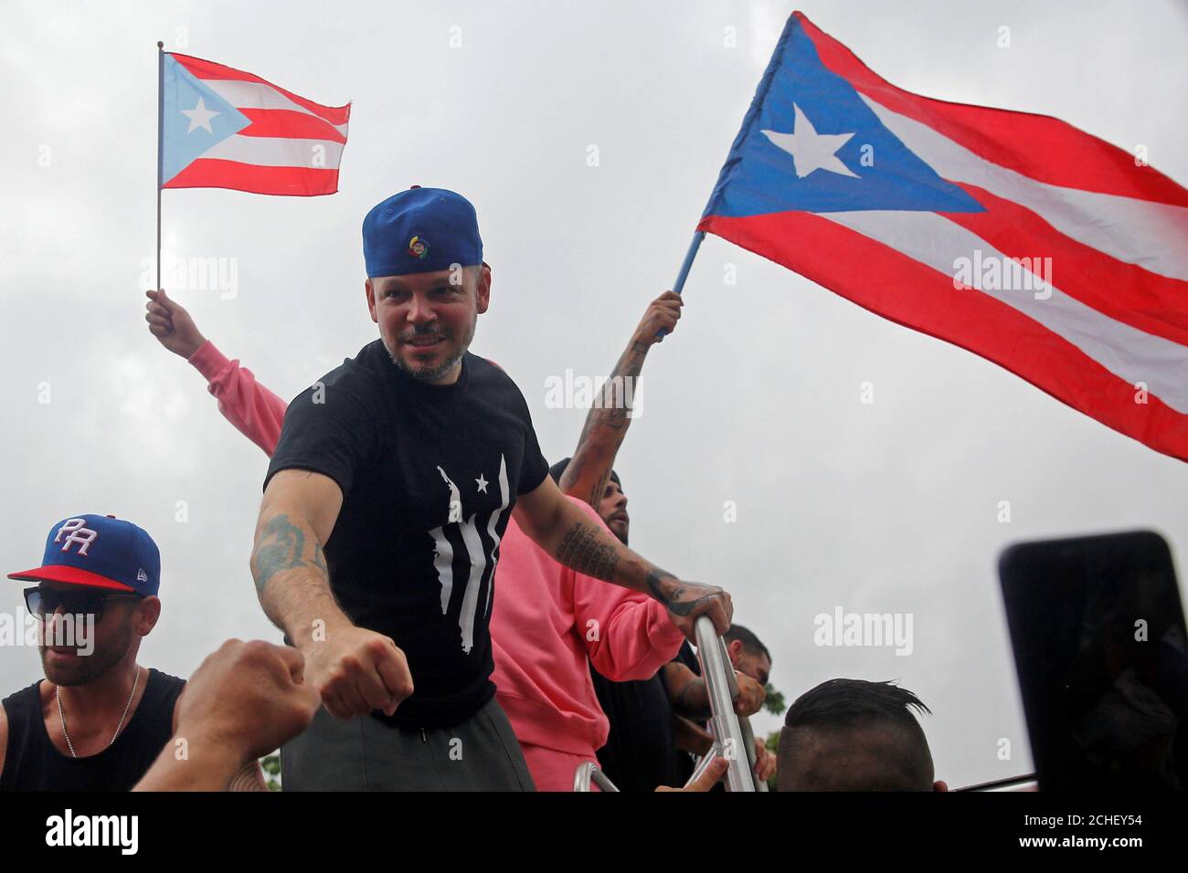 El rapero puertorriqueño Residente, cuyo nombre es Rene Pérez, golpea a un  fan durante una manifestación para celebrar la renuncia del gobernador  puertorriqueño Ricardo Rosselló en San Juan, Puerto Rico el 25