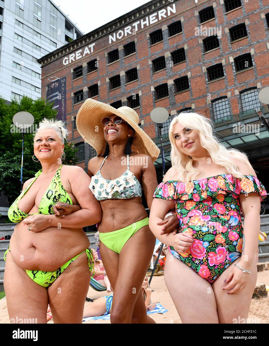 USO EDITORIAL SOLO mujeres en bikinis se reúnen en una playa emergente para celebrar el día Nacional Bikini como especialista de vacaciones en la promueve la positividad cuerpo femenino