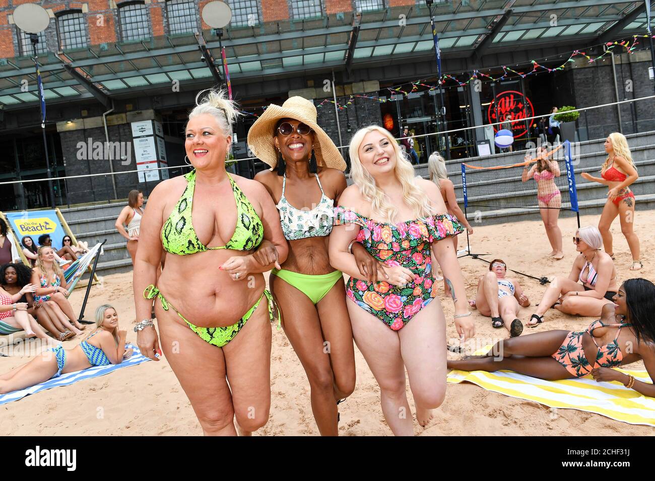 USO EDITORIAL SOLO mujeres en bikinis se reúnen en una playa emergente para  celebrar el día Nacional del Bikini como especialista de vacaciones en la  playa promueve la positividad del cuerpo femenino