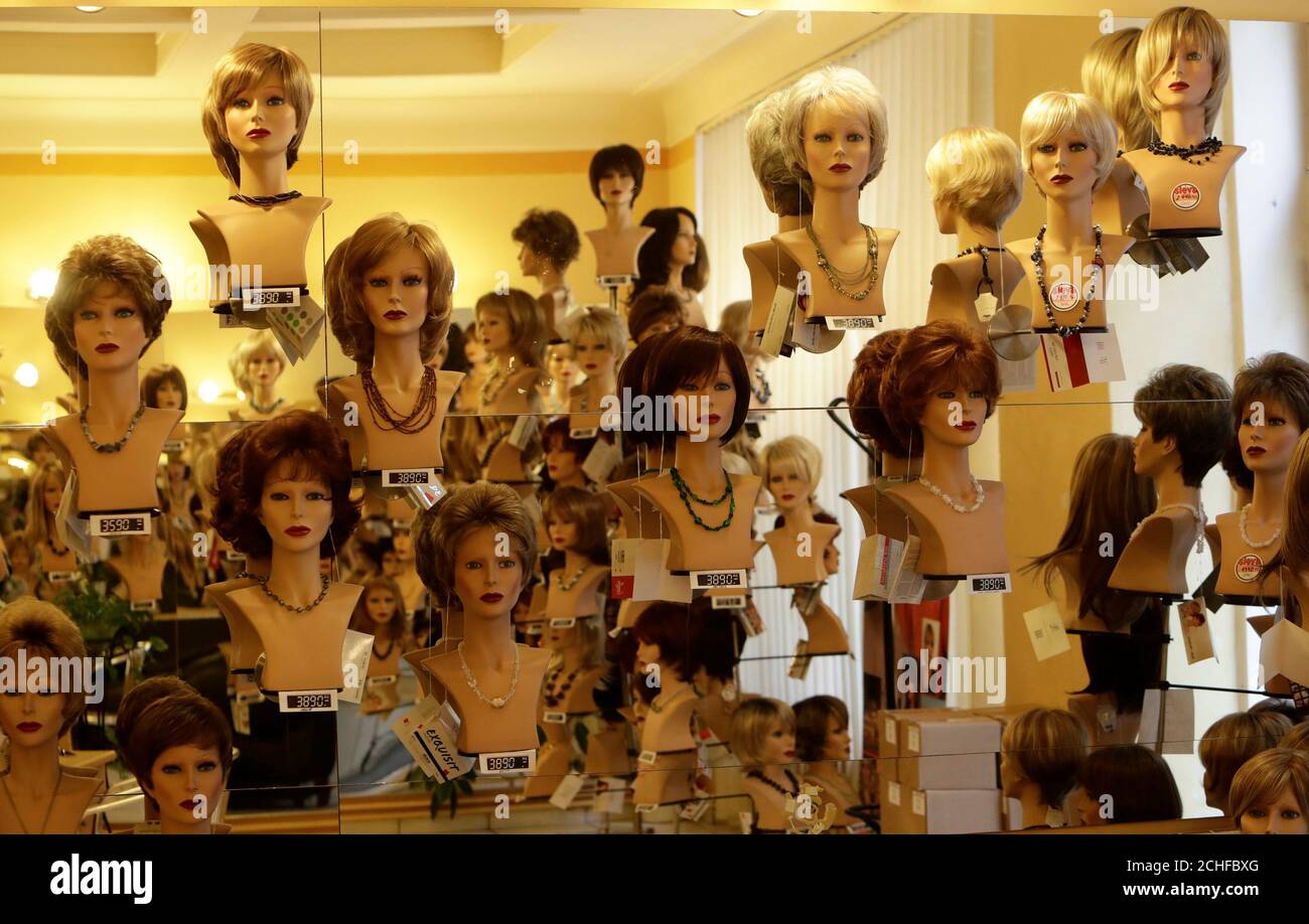 Las pelucas se exhiben en maniquíes de cabeza en una tienda de peluca en  Praga, República Checa 10 de octubre de 2017. REUTERS/David W. Cerny  Fotografía de stock - Alamy