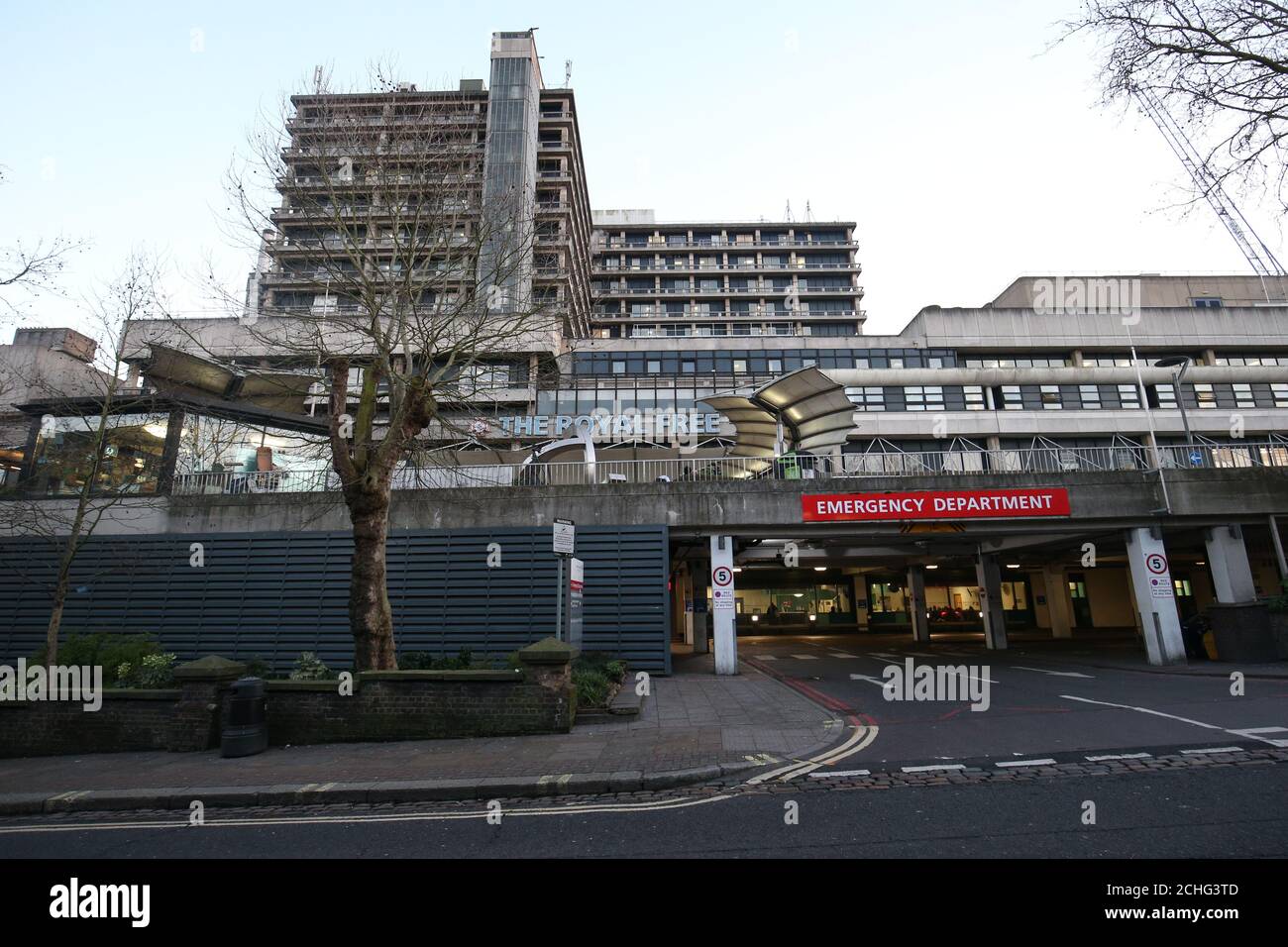 Una vista del hospital de enseñanza Royal Free Hospital en la zona de Hampstead del distrito londinense de Camden. El hospital forma parte del Royal Free London NHS Foundation Trust. Foto de PA. Fecha Del Cuadro: Jueves 6 De Febrero De 2020. El crédito de la foto debe leer: Jonathan Brady/PA Wire Foto de stock