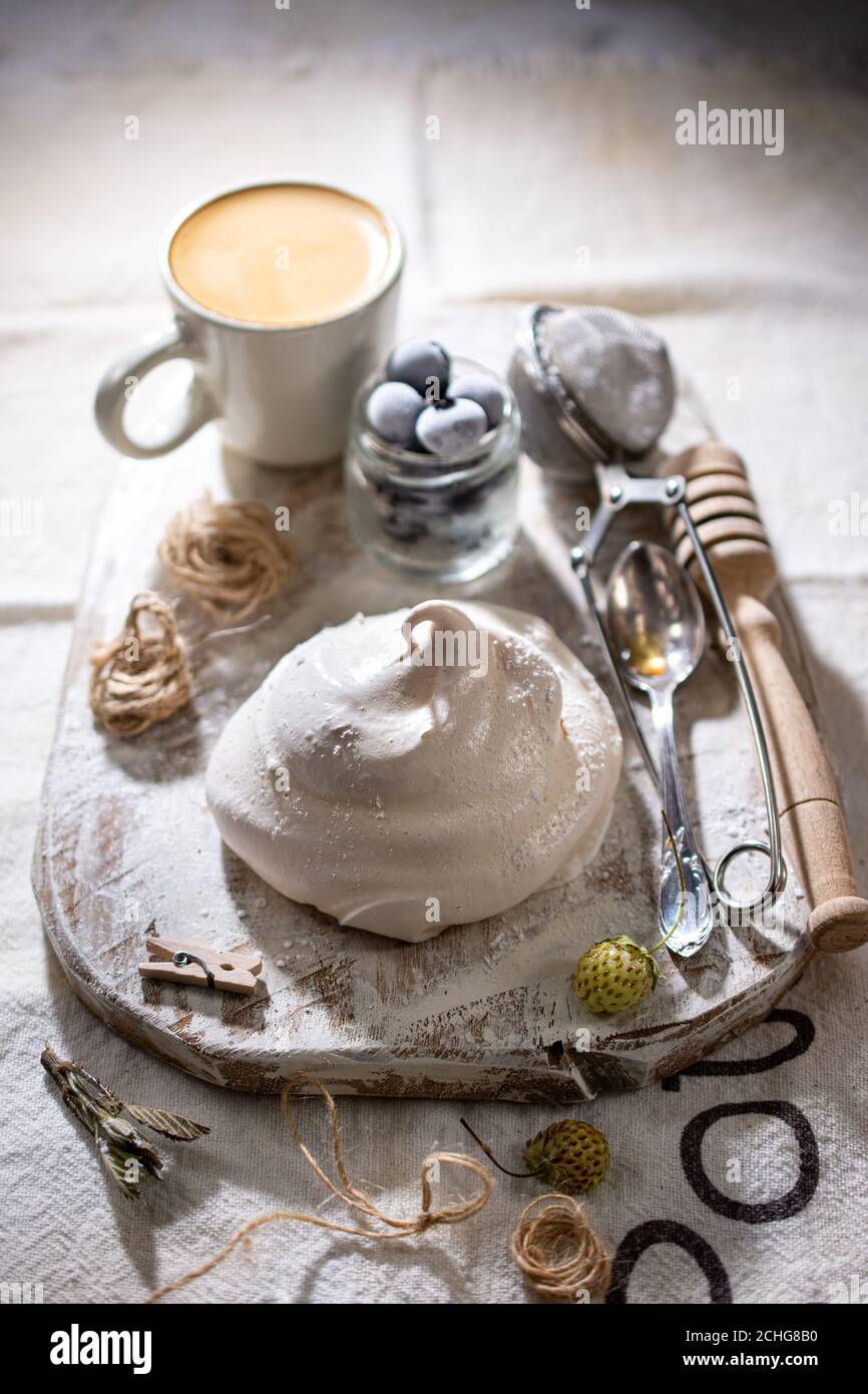 Desayuno con merengue y café.Espresso con postre.aperitivo de invierno.comida y bebida saludables. Foto de stock