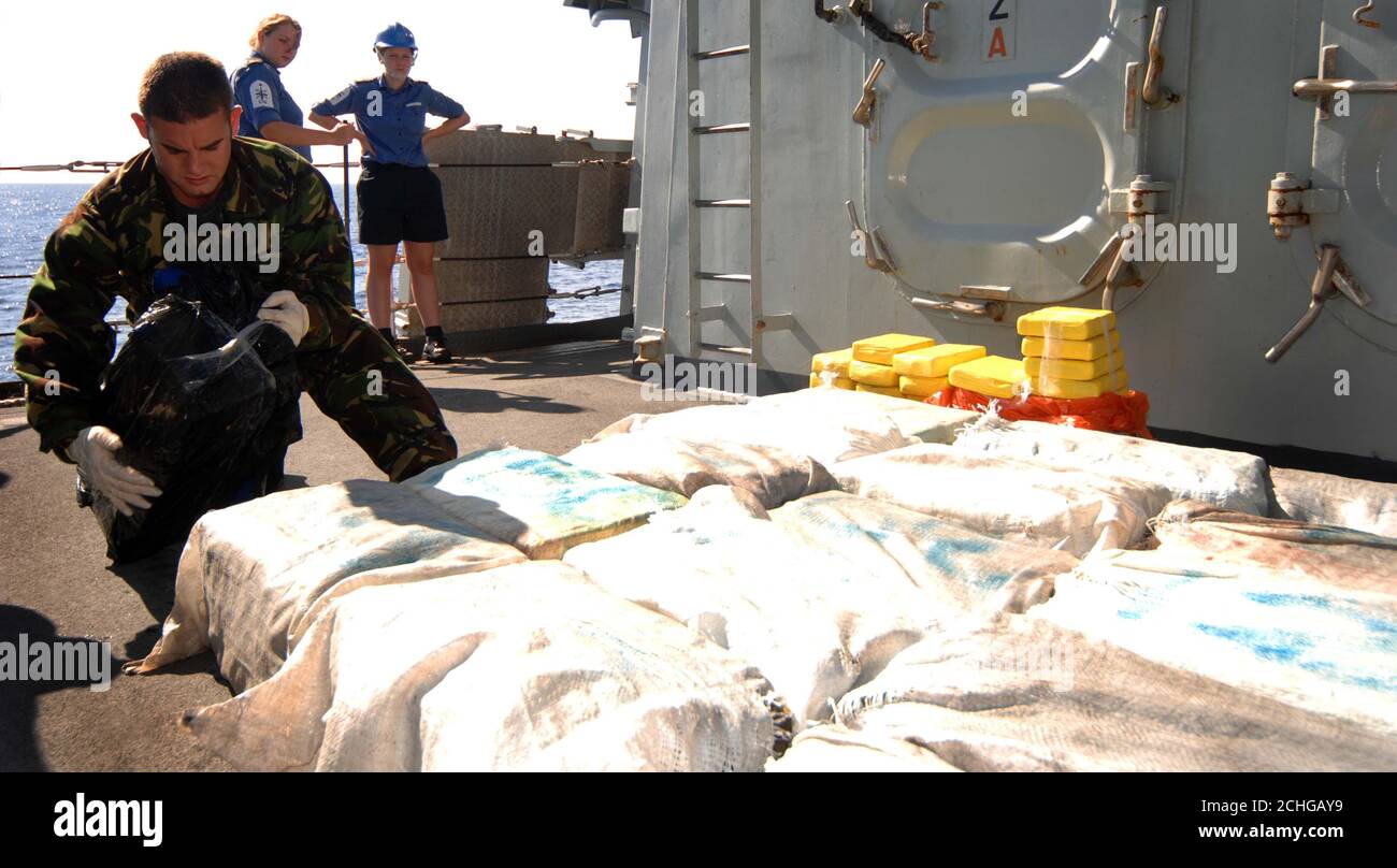 Líder Seaman (AWW) Robinson a bordo del HMS Portland con balas de cocaína incautadas durante un busto de drogas en un barco pesquero venezolano en el Atlántico norte. Foto de stock
