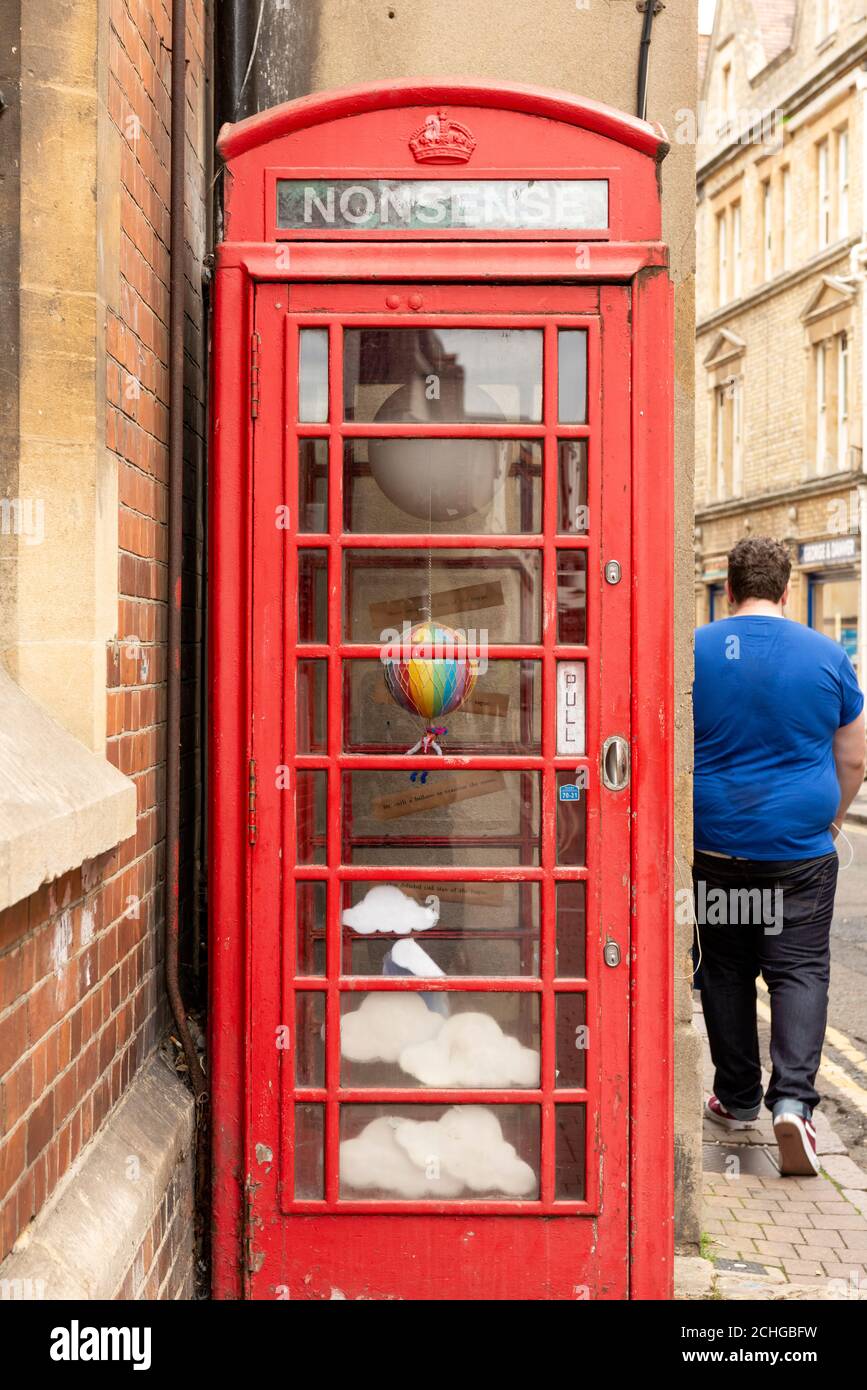 Antiguo K6 Grado II enumerados caja de teléfono rojo convertido en Instalación de arte fuera del Museo de Historia en Pembroke Street Oxford Oxfordshire Reino Unido Foto de stock