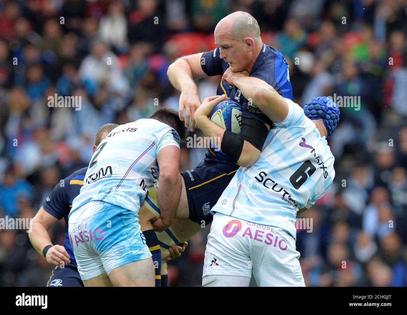 Rugby Union - final de la Copa de Campeones Europea - Leinster Rugby v Racing 92 - San Mames, Bilbao, España - 12 de mayo de 2018 Leinster Rugby’s Devin Toner en acción con las carreras de Wenceslao Lauret (R) REUTERS/Vincent West Foto de stock