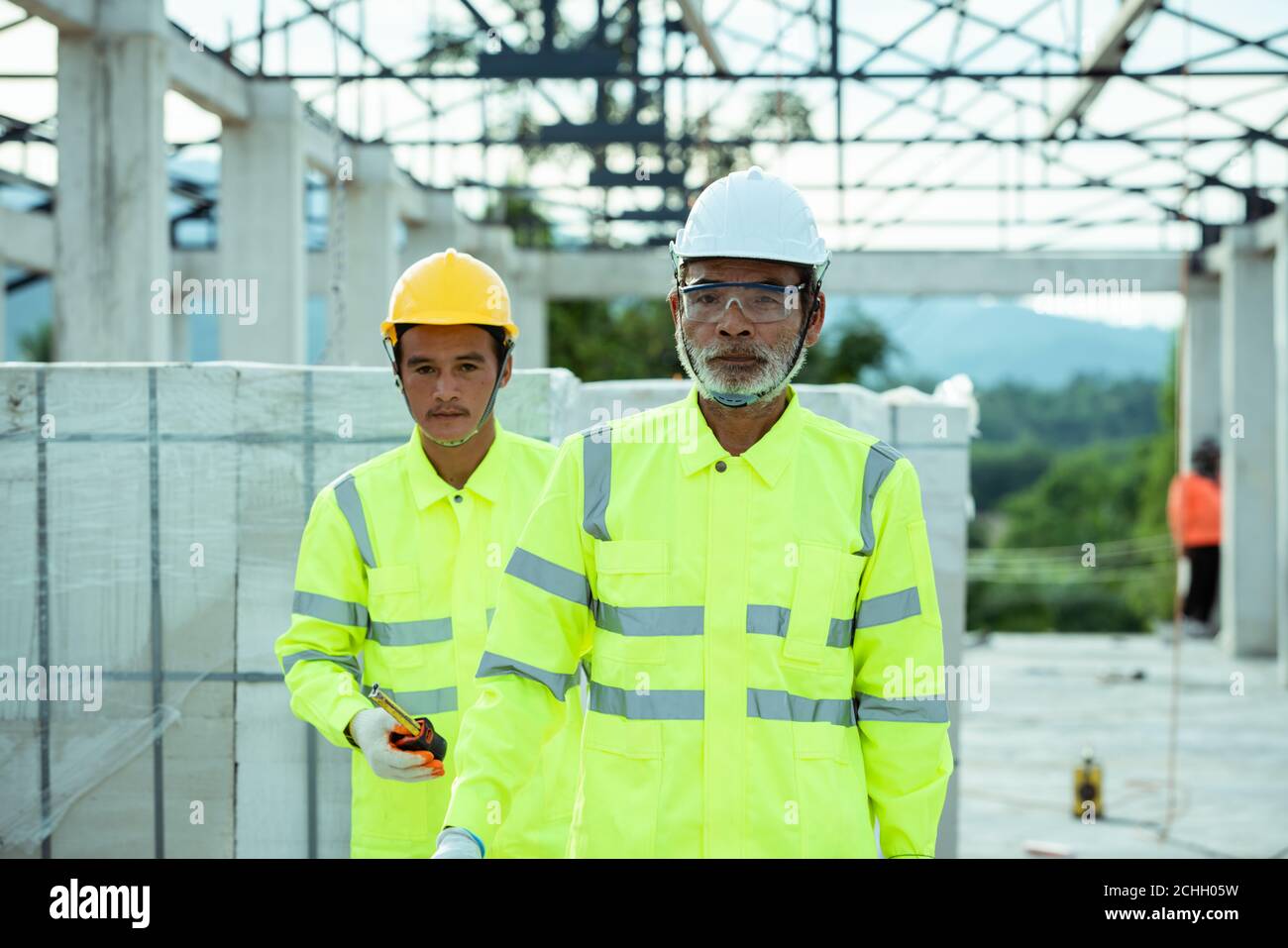 ingeniería y construcción con el trabajador en la obra Foto de stock