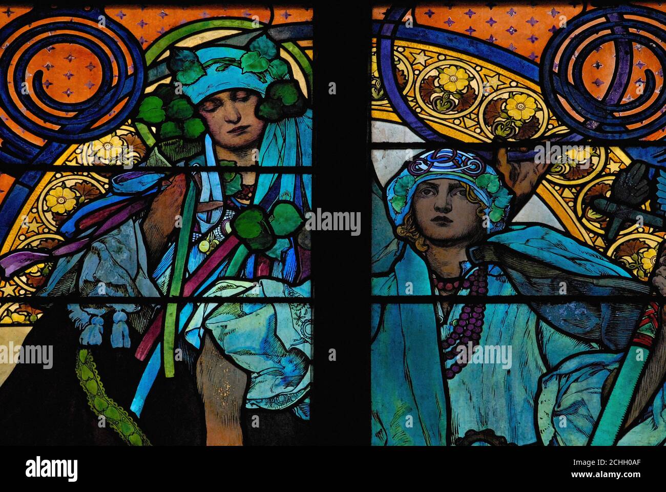 LA ‘savia’ simboliza tanto al pueblo eslavo como a Banka Slavie, que financió la vidriera Art Nouveau de 1930 de Alphonse Mucha (1860-1939) en la capilla del nuevo arzobispo de la Catedral de San Vito en Praga, República Checa. La ventana completa es una alegoría de Cristo bendiciendo a las naciones eslavas. Describe a San Wenceslao como un niño con su abuela, San Ludmila, entre escenas de la vida de los santos misioneros Cirilo y Metodio. Ellos extendieron el cristianismo al Traducir la Biblia en un lenguaje entendido por los eslavos ordinarios e idearon el guión glagolítico, un nuevo alfabeto eslavo. Foto de stock